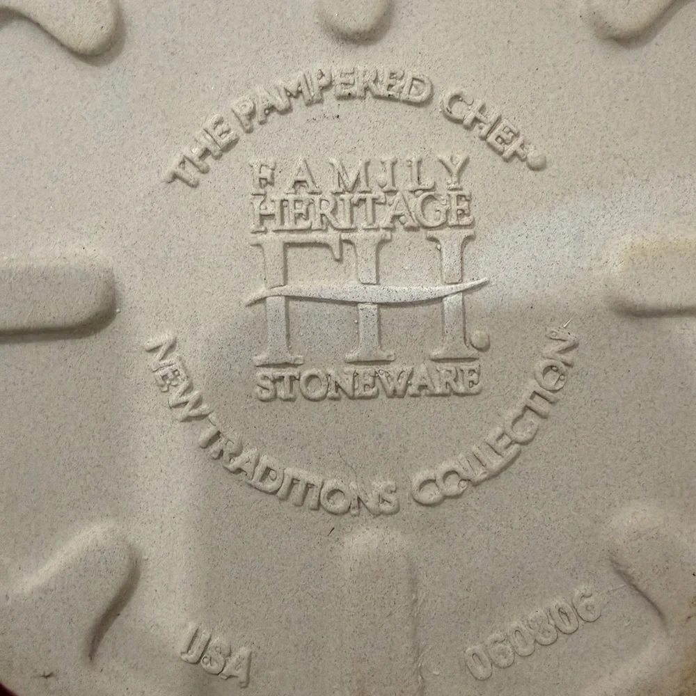The Pampered Chef Family Heritage Stoneware Cranberry Scalloped Pie Dish